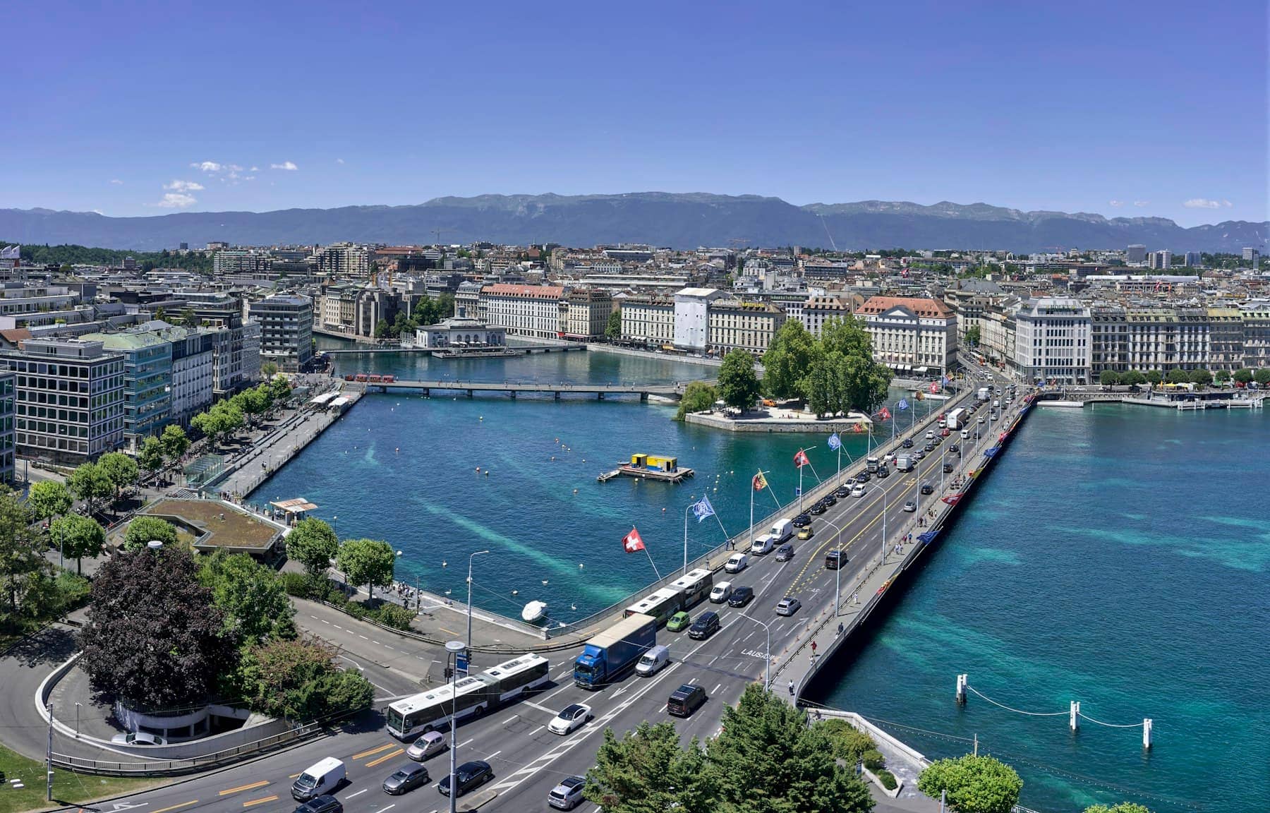 Vue aérienne de bâtiments de Genève au bord de l’eau, en journée