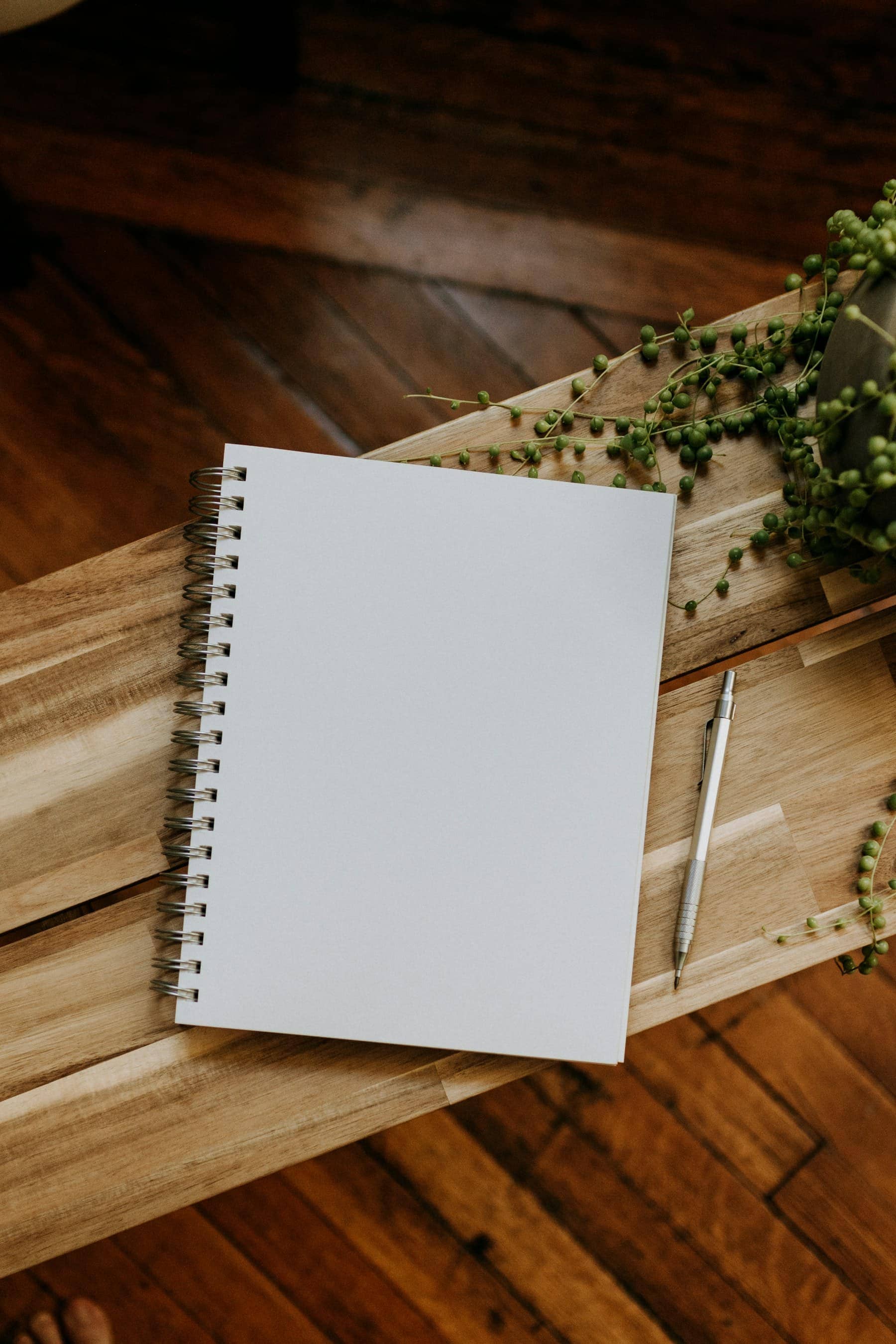Un carnet ouvert et un stylo sur une table en bois