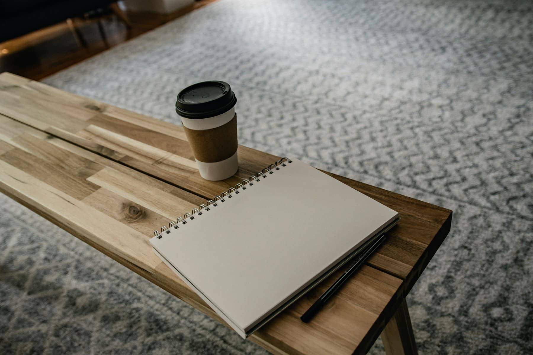 Une tasse de café posée sur une table en bois