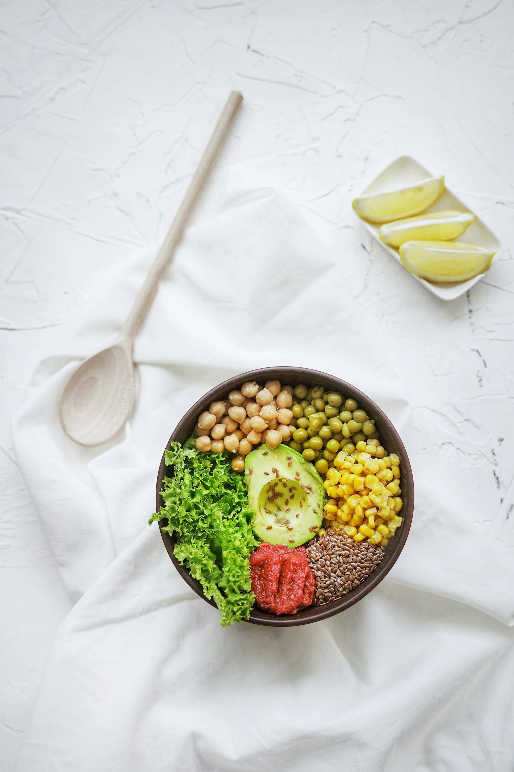 Un bol coloré de légumes et de céréales, un repas équilibré